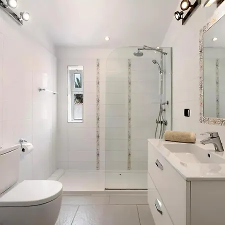 Exceptional 3 Bed Malpas Sleeps 6 H Pool *