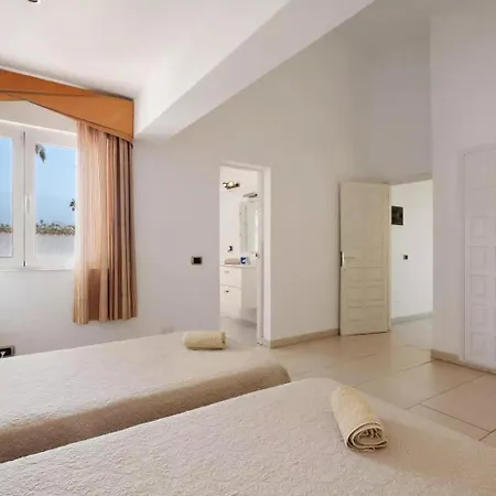 Malpas Exceptional 3 Bed - Sleeps 6 - Pool - Hottub- Parking