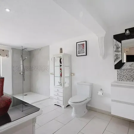 Malpas Exceptional 3 Bed - Sleeps 6 - Pool - Hottub- Parking * Сан Мигель