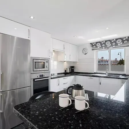 Malpas Exceptional 3 Bed - Sleeps 6 - Pool - Hottub- Parking