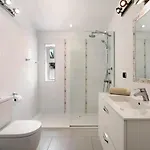 Malpas Exceptional 3 Bed - Sleeps 6 - Pool - Hottub- Parking *