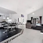 Malpas Exceptional 3 Bed - Sleeps 6 - Pool - Hottub- Parking