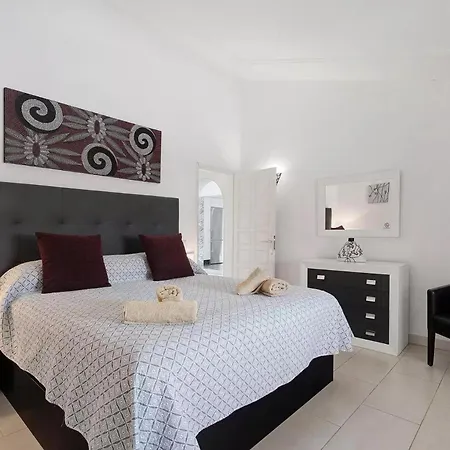 Exceptional 3 Bed Malpas Sleeps 6 H Pool *