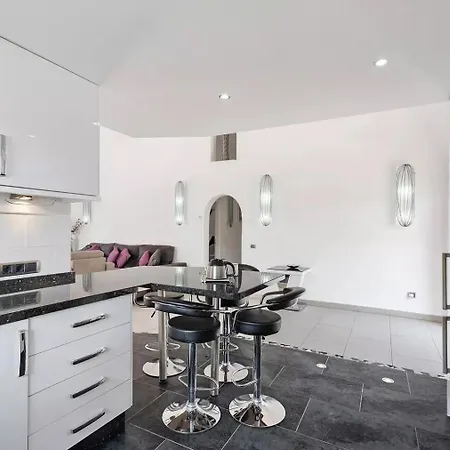 וילה Malpas Exceptional 3 Bed - Sleeps 6 - Pool - Hottub- Parking סן מיגל דה אבונה