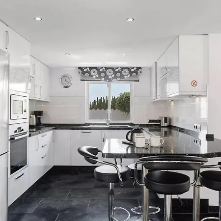 Malpas Exceptional 3 Bed - Sleeps 6 - Pool - Hottub- Parking * סן מיגל דה אבונה