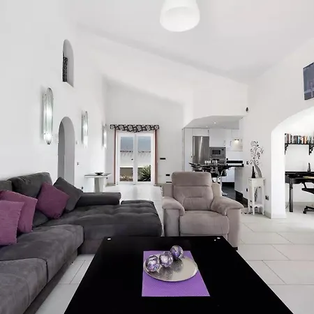 Malpas Exceptional 3 Bed - Sleeps 6 - Pool - Hottub- Parking