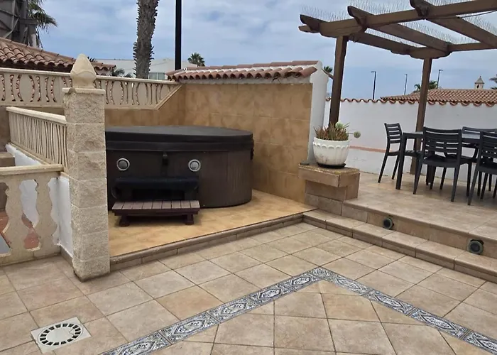 Malpas Exceptional 3 Bed - Sleeps 6 - Pool - Hottub- Parking San Miguel de Abona