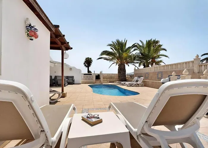 Villa Malpas Exceptional 3 Bed - Sleeps 6 - Pool - Hottub- Parking *