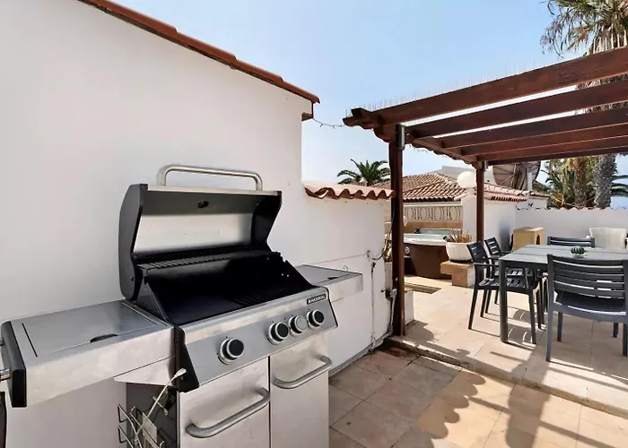 Malpas Exceptional 3 Bed - Sleeps 6 - Pool - Hottub- Parking