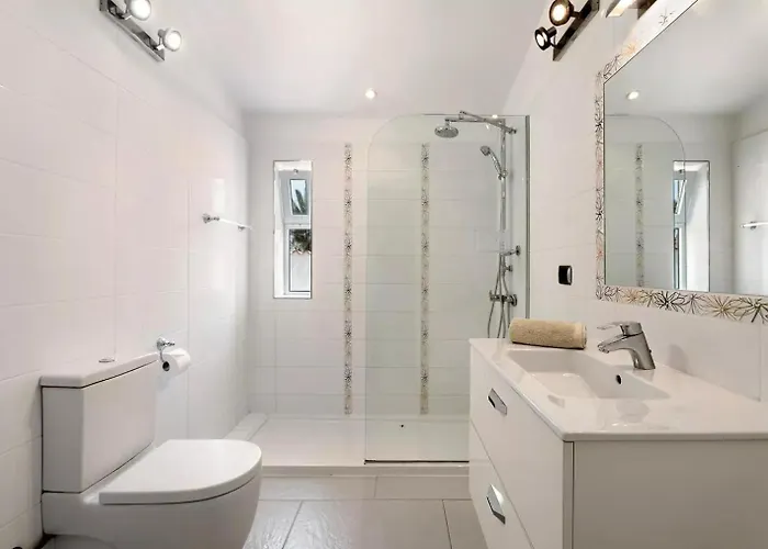 Malpas Exceptional 3 Bed - Sleeps 6 - Pool - Hottub- Parking *