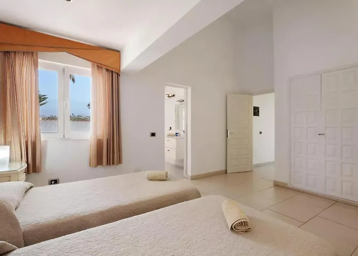 Malpas Exceptional 3 Bed - Sleeps 6 - Pool - Hottub- Parking