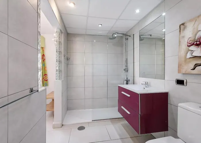 Malpas Exceptional 3 Bed - Sleeps 6 - Pool - Hottub- Parking Villa