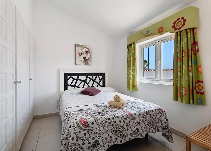 Malpas Exceptional 3 Bed - Sleeps 6 - Pool - Hottub- Parking *