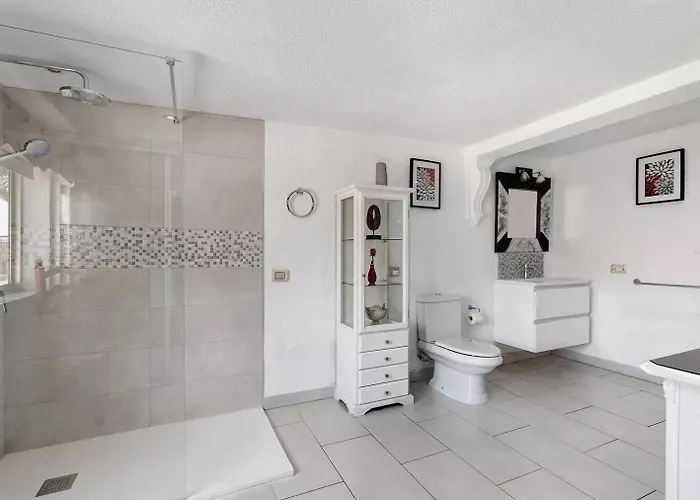 Villa Malpas Exceptional 3 Bed - Sleeps 6 - Pool - Hottub- Parking San Miguel de Abona