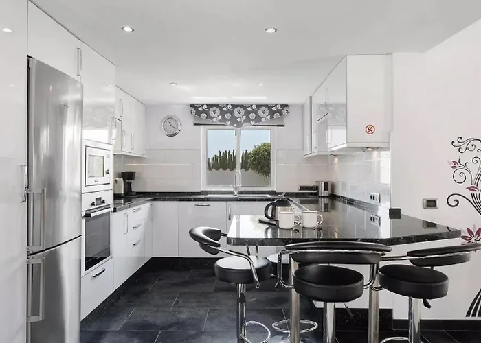 Malpas Exceptional 3 Bed - Sleeps 6 - Pool - Hottub- Parking * San Miguel de Abona