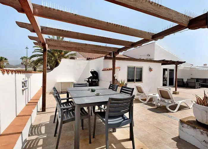 Villa Malpas Exceptional 3 Bed - Sleeps 6 - Pool - Hottub- Parking *