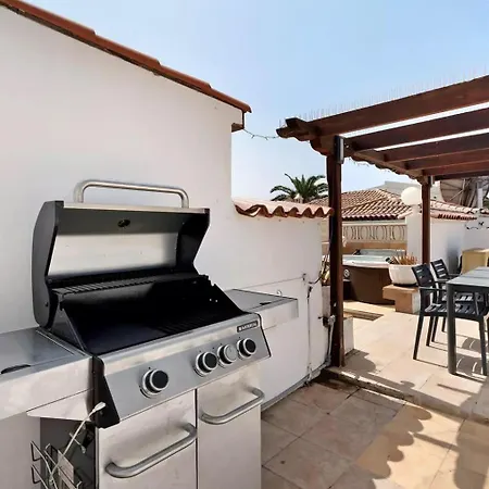 Malpas Exceptional 3 Bed - Sleeps 6 - Pool - Hottub- Parking