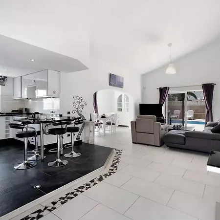 Malpas Exceptional 3 Bed - Sleeps 6 - Pool - Hottub- Parking