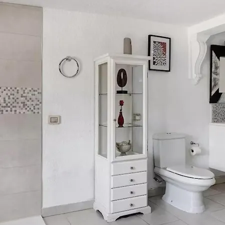 Exceptional 3 Bed Malpas Sleeps 6 H Pool *