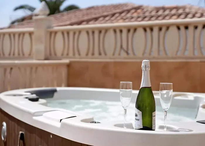 Malpas Exceptional 3 Bed - Sleeps 6 - Pool - Hottub- Parking San Miguel de Abona