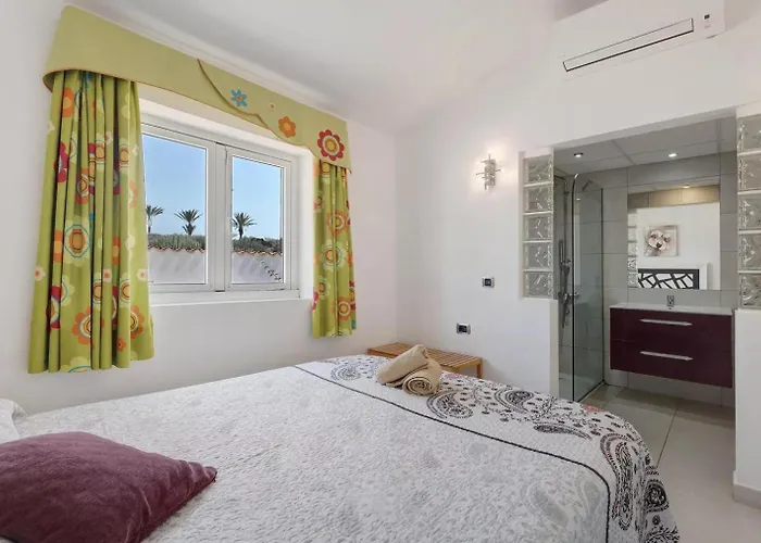 Malpas Exceptional 3 Bed - Sleeps 6 - Pool - Hottub- Parking Villa *