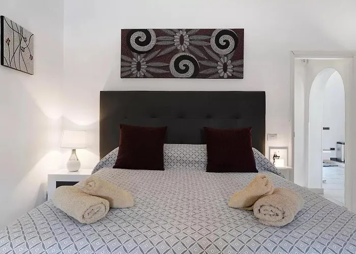 Villa Malpas Exceptional 3 Bed - Sleeps 6 - Pool - Hottub- Parking *