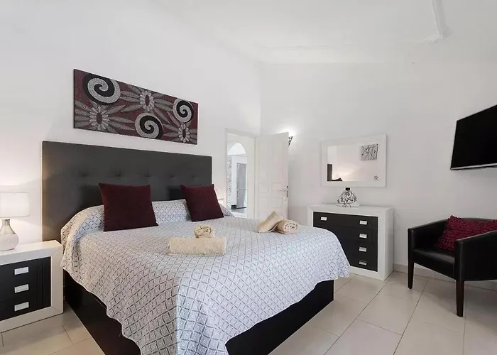 Malpas Exceptional 3 Bed - Sleeps 6 - Pool - Hottub- Parking *