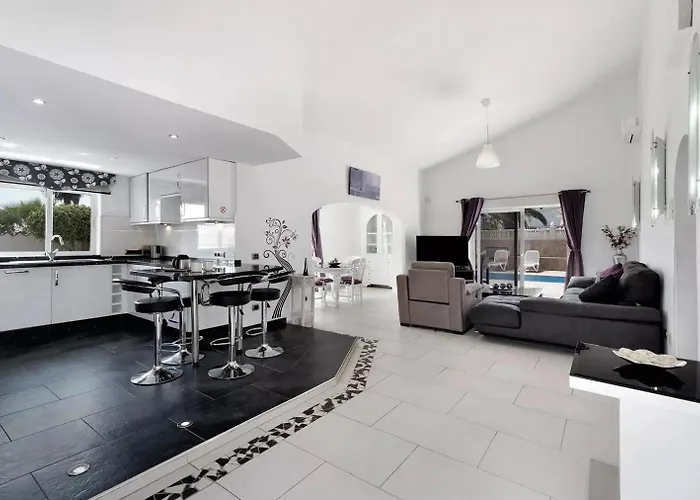 Malpas Exceptional 3 Bed - Sleeps 6 - Pool - Hottub- Parking