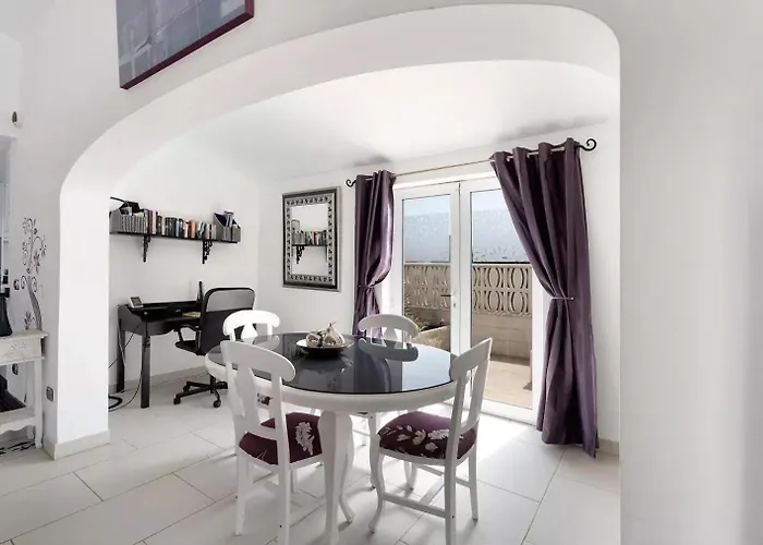 Villa Malpas Exceptional 3 Bed - Sleeps 6 - Pool - Hottub- Parking